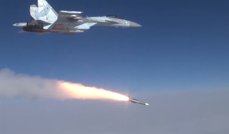 Việc bổ sung tên lửa không đối không tầm xa R-37M mang lại cho Su-35 khả năng đánh chặn tên lửa hành trình của đối phương trước khi nó được phóng đi. Việc bổ sung tên lửa không đối không tầm xa R-37M mang lại cho Su-35 khả năng đánh chặn tên lửa hành trình của đối phương trước khi nó được phóng đi.