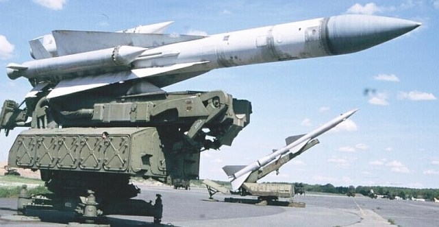 Hệ thống tên lửa phòng không S-200 do Liên Xô phát triển từ những năm 1960 được thiết kế nhằm bảo vệ các mục tiêu chiến lược khỏi máy bay tấn công. Trước khi có S-400, S-200 là tên lửa phòng không đạt tầm bắn xa nhất thế giới, vượt xa cả tầm bắn của S-300. Hệ thống tên lửa phòng không S-200 do Liên Xô phát triển từ những năm 1960 được thiết kế nhằm bảo vệ các mục tiêu chiến lược khỏi máy bay tấn công. Trước khi có S-400, S-200 là tên lửa phòng không đạt tầm bắn xa nhất thế giới, vượt xa cả tầm bắn của S-300.