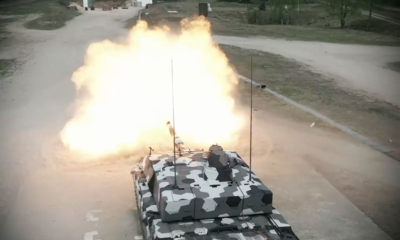 Theo giới thiệu của Rheinmetall, khẩu pháo 130mm tính luôn phần nạp đạn nặng tổng cộng 3 tấn, riêng nòng pháo nặng 1,4 tấn. Loại pháo mới này sẽ dùng loại đạn xuyên giáp mới, có đầu đâm xuyên bằng tungsten, và loại đạn nổ mảnh. Theo giới thiệu của Rheinmetall, khẩu pháo 130mm tính luôn phần nạp đạn nặng tổng cộng 3 tấn, riêng nòng pháo nặng 1,4 tấn. Loại pháo mới này sẽ dùng loại đạn xuyên giáp mới, có đầu đâm xuyên bằng tungsten, và loại đạn nổ mảnh.