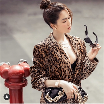 Sau những loạt ảnh không thể gợi cảm và táo bạo hơn được nữa, Ngọc Trinh bất ngờ kín đáo hơn trong những shoot hình gần đây. Sau những loạt ảnh không thể gợi cảm và táo bạo hơn được nữa, Ngọc Trinh bất ngờ kín đáo hơn trong những shoot hình gần đây.