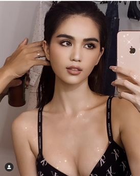 Dù là trong trang phục nào, có thể thấy người đẹp này luôn hướng sự quan tâm vào vòng một đã được làm đẹp bằng phần mềm, góc chụp hay đơn giải là những thủ thuật sao cho gợi cảm nhất. Dù là trong trang phục nào, có thể thấy người đẹp này luôn hướng sự quan tâm vào vòng một đã được làm đẹp bằng phần mềm, góc chụp hay đơn giải là những thủ thuật sao cho gợi cảm nhất.