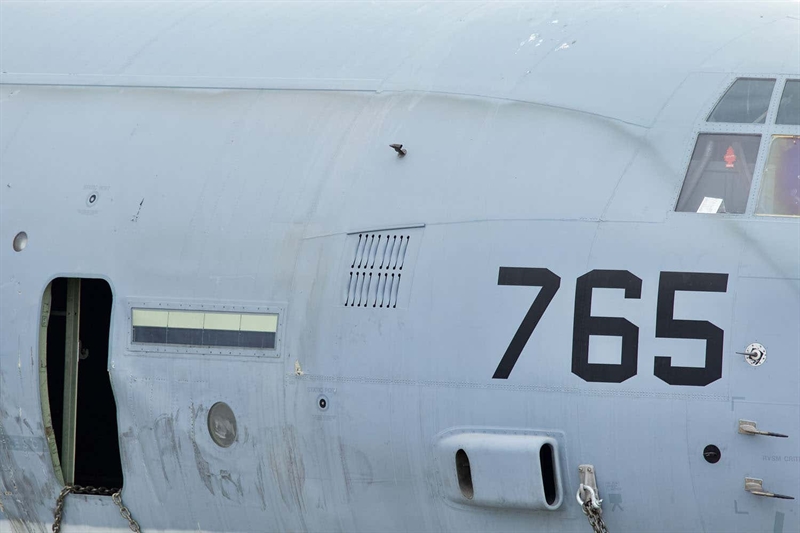 Sau khi thông báo về tình trạng khẩn cấp, chiếc KC-130J đã hạ cánh bằng bụng xuống ruộng trồng cà rốt cách địa điểm va chạm trên không gần 20km. Sau khi thông báo về tình trạng khẩn cấp, chiếc KC-130J đã hạ cánh bằng bụng xuống ruộng trồng cà rốt cách địa điểm va chạm trên không gần 20km.