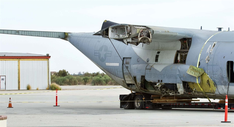 Cú va chạm mạnh của F-35B đã khiến cánh quạt của 2 động cơ bên cánh phải chiếc KC-130J gãy toàn bộ, ống tiếp nhiên liệu bên dưới cánh cũng biến mất. Cú va chạm mạnh của F-35B đã khiến cánh quạt của 2 động cơ bên cánh phải chiếc KC-130J gãy toàn bộ, ống tiếp nhiên liệu bên dưới cánh cũng biến mất.
