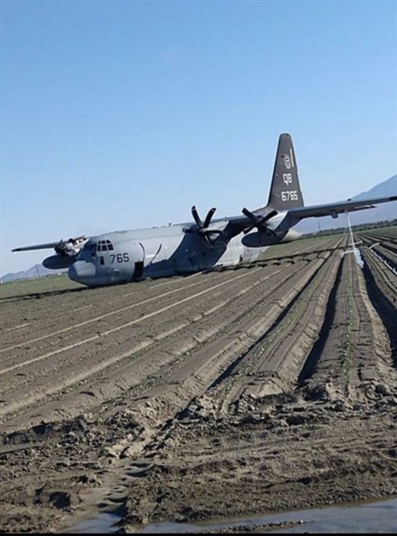Quan sát hình ảnh chiếc KC-130J được kéo về căn cứ cho thấy nhiều lỗ thủng lớn trên thân máy bay xuất hiện do bị cánh quạt gãy văng trúng. (Tuấn Vũ) Quan sát hình ảnh chiếc KC-130J được kéo về căn cứ cho thấy nhiều lỗ thủng lớn trên thân máy bay xuất hiện do bị cánh quạt gãy văng trúng. (Tuấn Vũ)