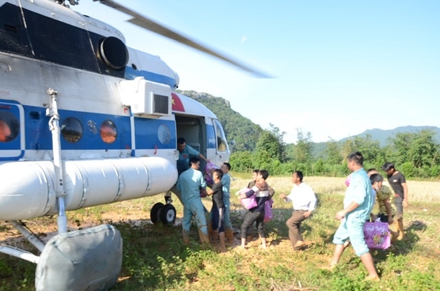 Mi-171 thuộc Trung đoàn 930 chở theo lương thực, thực phẩm thiết yếu và thả xuống cho người dân sau nhiều ngày cạn kiệt lương thực, thực phẩm. Mi-171 thuộc Trung đoàn 930 chở theo lương thực, thực phẩm thiết yếu và thả xuống cho người dân sau nhiều ngày cạn kiệt lương thực, thực phẩm.