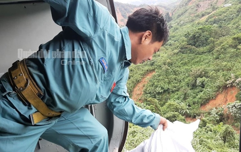 Người dân ở hai xã Phước Thành và Phước Lộc, huyện Phước Sơm, tỉnh Quảng Nam đã nhận được lương thực, thực phẩm thiết yếu. Người dân ở hai xã Phước Thành và Phước Lộc, huyện Phước Sơm, tỉnh Quảng Nam đã nhận được lương thực, thực phẩm thiết yếu.