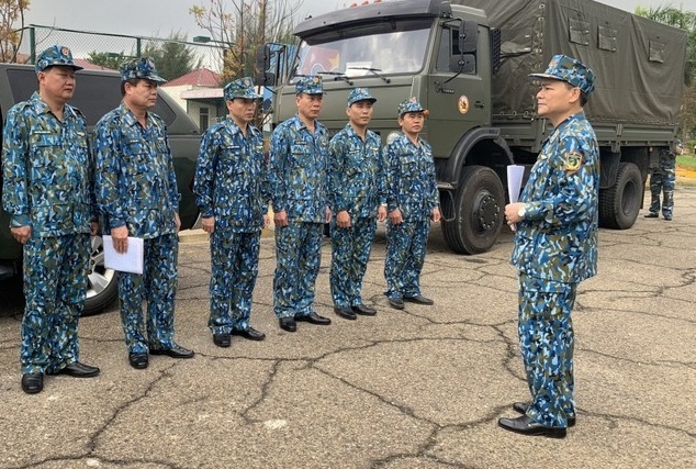 Tại xã Phước Thành, huyện Phước Sơn, người dân cũng đã nhận được lương thực do trên 300 người dân ở xã Phước Kim cắt rừng, gùi hàng vào. Tại xã Phước Thành, huyện Phước Sơn, người dân cũng đã nhận được lương thực do trên 300 người dân ở xã Phước Kim cắt rừng, gùi hàng vào.