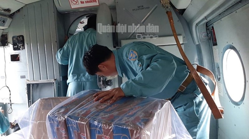 Sau nhiều ngày bị cô lập hoàn toàn với bên ngoài và cạn kiện lương thực do bị lũ cuốn trôi. Sau nhiều ngày bị cô lập hoàn toàn với bên ngoài và cạn kiện lương thực do bị lũ cuốn trôi.