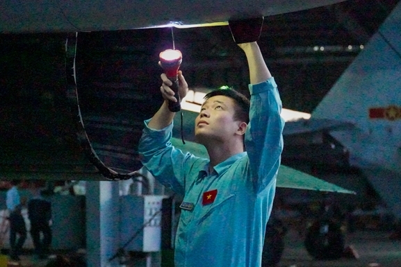 Phi công kiểm tra trước khi lên máy bay. Phi công kiểm tra trước khi lên máy bay.