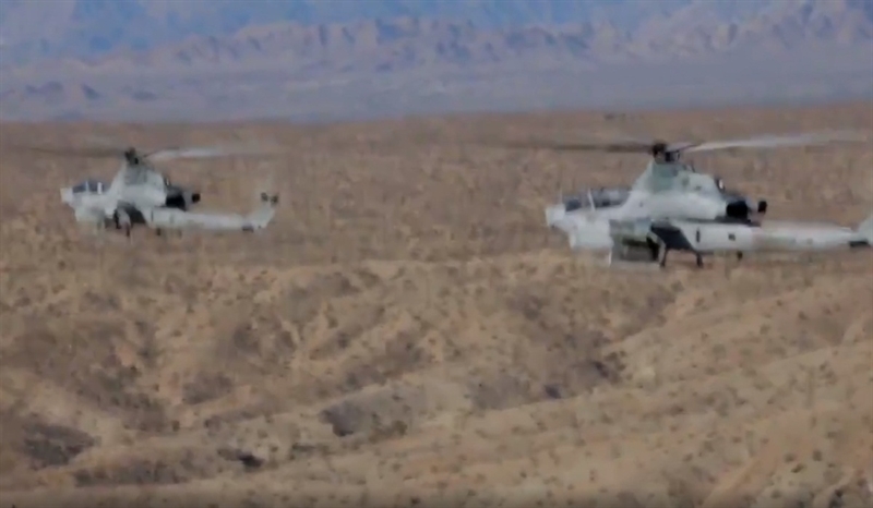 Tham gia diễn tập gồm có trực thăng AH-1Z Viper, Apache, máy bay trinh sát không người lái... Để đối phó với mục tiêu mặt đất, AH-1Z mang theo 8 quả tên lửa chống tăng AGM-114 Hellfire. Tham gia diễn tập gồm có trực thăng AH-1Z Viper, Apache, máy bay trinh sát không người lái... Để đối phó với mục tiêu mặt đất, AH-1Z mang theo 8 quả tên lửa chống tăng AGM-114 Hellfire.
