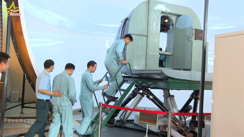 Theo báo PKKQ, với nội dung thi lý thuyết, các thành phần tham gia thi phải thể hiện được sự hiểu biết của phi công đối với buồng tập lái trực thăng và công tác an toàn khi sử dụng buồng tập. Theo báo PKKQ, với nội dung thi lý thuyết, các thành phần tham gia thi phải thể hiện được sự hiểu biết của phi công đối với buồng tập lái trực thăng và công tác an toàn khi sử dụng buồng tập.