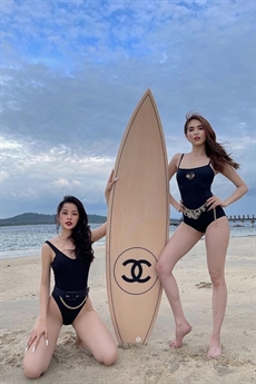 Cả hai diện trang phục quá đỗi gợi cảm tạo dáng bên cạnh chiếc ván. Nhìn vào những hình ảnh này, rất nhiều người nhận định cả Ngọc Trinh và Chi Pu rất giống nhau và như một đôi người mẫu ăn ý với nhau trong nghề. Cả hai diện trang phục quá đỗi gợi cảm tạo dáng bên cạnh chiếc ván. Nhìn vào những hình ảnh này, rất nhiều người nhận định cả Ngọc Trinh và Chi Pu rất giống nhau và như một đôi người mẫu ăn ý với nhau trong nghề.