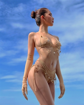 Trong bộ ảnh này, Ngọc Trinh diện bộ bikini vô cùng nóng bỏng cùng với những pha tạo dáng chuyên nghiệp khoe triệt để vẻ đẹp gợi cảm của mình. Trong bộ ảnh này, Ngọc Trinh diện bộ bikini vô cùng nóng bỏng cùng với những pha tạo dáng chuyên nghiệp khoe triệt để vẻ đẹp gợi cảm của mình.