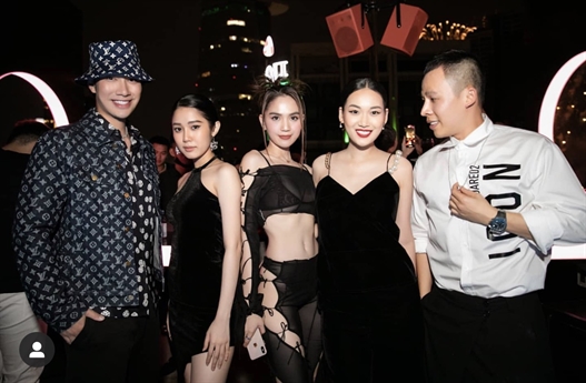 Nhiều người cho rằng, Ngọc Trinh đang kết lại một năm quá nhiều ồn ào của cô và hứa hẹn năm mới sẽ tiếp tục con đường nhiều thị phi như cô đã lựa chọn thời gian qua. Nhiều người cho rằng, Ngọc Trinh đang kết lại một năm quá nhiều ồn ào của cô và hứa hẹn năm mới sẽ tiếp tục con đường nhiều thị phi như cô đã lựa chọn thời gian qua.