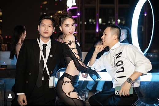 Thật ra, bộ trang phục này tương tự một bộ trang phục trước đó cô từng diện nhưng có phần táo bạo và sexy hơn. Thật ra, bộ trang phục này tương tự một bộ trang phục trước đó cô từng diện nhưng có phần táo bạo và sexy hơn.