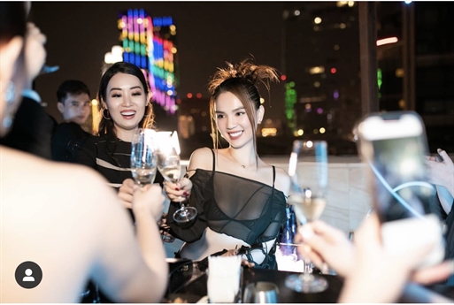 Rất nhiều lời chê và bình luận tiêu cực cho hình ảnh này của Ngọc Trinh nhưng nó cũng phản ánh đúng một năm qua với không ít lần khiến dư luận dậy sóng vì sự sexy táo bạo của \ Rất nhiều lời chê và bình luận tiêu cực cho hình ảnh này của Ngọc Trinh nhưng nó cũng phản ánh đúng một năm qua với không ít lần khiến dư luận dậy sóng vì sự sexy táo bạo của \