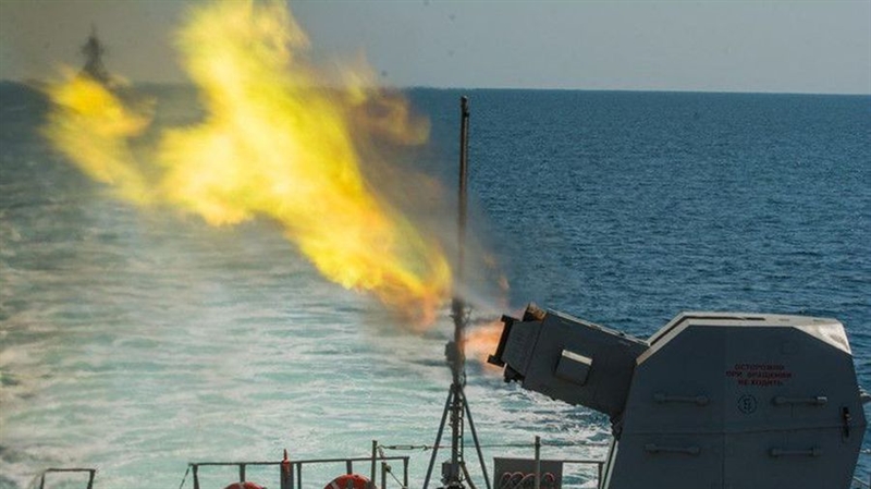 Ngoài ra, vũ khí này có thể đánh chìm cả tàu nổi đối phương có lượng choán nước nhỏ, ngư lôi, các hỏa điểm và binh lực bờ biển của đối phương. Ngoài ra, vũ khí này có thể đánh chìm cả tàu nổi đối phương có lượng choán nước nhỏ, ngư lôi, các hỏa điểm và binh lực bờ biển của đối phương.