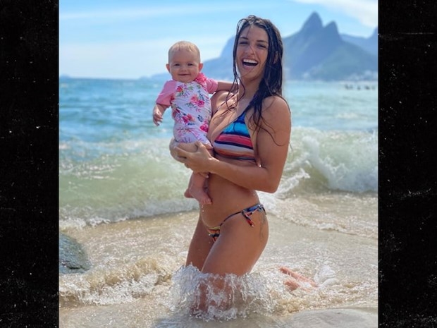 Một trong những thành tích lớn nhất của Dern ở môn Jiu-Jitsu là chiến thắng trước huyền thoại Gabi Garcia. Dù chênh lệch về cân nặng, người đẹp 27 tuổi là một trong số ít nữ võ sĩ đánh bại được Garcia. Một trong những thành tích lớn nhất của Dern ở môn Jiu-Jitsu là chiến thắng trước huyền thoại Gabi Garcia. Dù chênh lệch về cân nặng, người đẹp 27 tuổi là một trong số ít nữ võ sĩ đánh bại được Garcia.