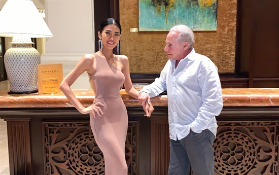 Mới đây, câu chuyện tình giữa chân dài 26 tuổi Cổ Thị Kim Ngân và một tỷ phú người Mỹ được nhiều trang báo Trung đưa tin trở thành đề tài được công chúng quan tâm. Mới đây, câu chuyện tình giữa chân dài 26 tuổi Cổ Thị Kim Ngân và một tỷ phú người Mỹ được nhiều trang báo Trung đưa tin trở thành đề tài được công chúng quan tâm.