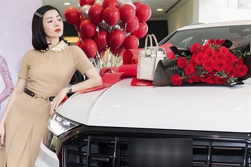 Cuối tháng 12/2020, Lệ Quyên cũng mạnh tay mua chiếc siêu xe hơn 5 tỷ. Cô là người đầu tiên ở Việt Nam sở hữu dòng xe này. Cuối tháng 12/2020, Lệ Quyên cũng mạnh tay mua chiếc siêu xe hơn 5 tỷ. Cô là người đầu tiên ở Việt Nam sở hữu dòng xe này.