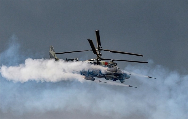 Trang bị mới của Ka-52 đã được trang We Are The Mighty của Mỹ đánh giá rất cao khi so với Apache. Theo báo Mỹ, AH-64 Apache từng là trực thăng tấn công hàng đầu thế giới nhưng đang bị Ka-52 của Nga soán ngôi. Ka-52 có thể bay với tốc độ tối đa 300km/h, trần bay tới 5.500m, tầm bay đến 1110 km. Trực thăng Nga được trang bị một số loại tên lửa chống tăng có điều khiển, tên lửa không đối không, rocket tấn công mặt đất 80 mm và pháo tự động tốc độ cao 30 mm. Trang bị mới của Ka-52 đã được trang We Are The Mighty của Mỹ đánh giá rất cao khi so với Apache. Theo báo Mỹ, AH-64 Apache từng là trực thăng tấn công hàng đầu thế giới nhưng đang bị Ka-52 của Nga soán ngôi. Ka-52 có thể bay với tốc độ tối đa 300km/h, trần bay tới 5.500m, tầm bay đến 1110 km. Trực thăng Nga được trang bị một số loại tên lửa chống tăng có điều khiển, tên lửa không đối không, rocket tấn công mặt đất 80 mm và pháo tự động tốc độ cao 30 mm.
