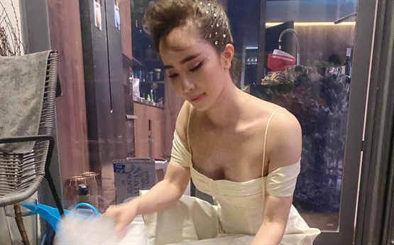 Mới đây, đăng tải tấm hình đang quạt chả, diễn viên Quỳnh Nga khiến không ít người mắt tròn mắt dẹt với phong cách thời trang gợi cảm của mình. Mới đây, đăng tải tấm hình đang quạt chả, diễn viên Quỳnh Nga khiến không ít người mắt tròn mắt dẹt với phong cách thời trang gợi cảm của mình.