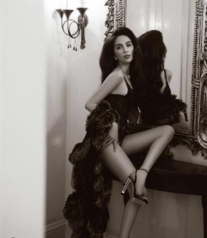 Tuy vậy, vị thế người đẹp sexy nhất của showbiz bị lung lay dữ dội bởi những tên tuổi khác như Chi Pu, Quỳnh Nga... Tuy vậy, vị thế người đẹp sexy nhất của showbiz bị lung lay dữ dội bởi những tên tuổi khác như Chi Pu, Quỳnh Nga...