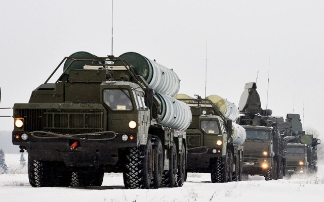 Giới chuyên gia cho rằng, việc triển khai phiên bản đặc biệt của S-400 tại Bắc cực được coi là động thái đáp trả của Nga khi Mỹ triển khai hệ thống phòng thủ tên lửa tại Alaska - nơi có thể đe dọa trực tiếp đến Nga. Tờ Tvzvezda.ru hồi đầu tháng 1/2019 dẫn tuyên bố của Tổng thống Nga Putin cho biết, những hoạt động của Mỹ tại Alaska, đặc biệt là triển khai các hệ thống phòng thủ tên lửa ảnh hưởng nghiêm trọng và đe dọa an ninh toàn cầu. Giới chuyên gia cho rằng, việc triển khai phiên bản đặc biệt của S-400 tại Bắc cực được coi là động thái đáp trả của Nga khi Mỹ triển khai hệ thống phòng thủ tên lửa tại Alaska - nơi có thể đe dọa trực tiếp đến Nga. Tờ Tvzvezda.ru hồi đầu tháng 1/2019 dẫn tuyên bố của Tổng thống Nga Putin cho biết, những hoạt động của Mỹ tại Alaska, đặc biệt là triển khai các hệ thống phòng thủ tên lửa ảnh hưởng nghiêm trọng và đe dọa an ninh toàn cầu.