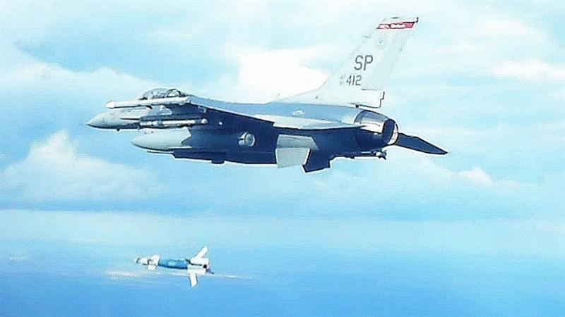 GBU-12 được xếp vào loại bom thông minh bởi vì nó có thể tìm diệt mục thiêu theo quỹ đạo do chùm tia laser dẫn đường xác định một cách chính xác mục tiêu. GBU-12 được xếp vào loại bom thông minh bởi vì nó có thể tìm diệt mục thiêu theo quỹ đạo do chùm tia laser dẫn đường xác định một cách chính xác mục tiêu.