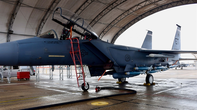 Trong đợt thử nghiệm hồi cuối tháng 2/2021, chiếc F-15E được gắn 6 mô hình bom dẫn đường GBU-38/B JDAM ở giá treo dọc thùng dầu phụ liền thân phía trái, mỗi quả nặng 225 kg. Những chiếc F-15E thông thường chỉ có thể mang 3 quả JDAM ở loạt giá treo này. Trong đợt thử nghiệm hồi cuối tháng 2/2021, chiếc F-15E được gắn 6 mô hình bom dẫn đường GBU-38/B JDAM ở giá treo dọc thùng dầu phụ liền thân phía trái, mỗi quả nặng 225 kg. Những chiếc F-15E thông thường chỉ có thể mang 3 quả JDAM ở loạt giá treo này.