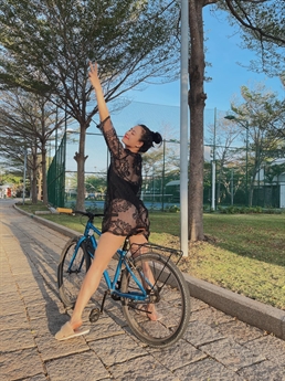 Nhiều người cho rằng Hoàng Thuỳ Linh quá gợi cảm, dù đã bước qua tuổi 30 cô vẫn giữ được thân hình khiến nhiều người ghen tị. Nhiều người cho rằng Hoàng Thuỳ Linh quá gợi cảm, dù đã bước qua tuổi 30 cô vẫn giữ được thân hình khiến nhiều người ghen tị.