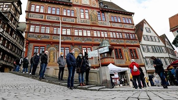 Pháp vẫn phong tỏa Paris, EU không đạt mục tiêu tiêm chủng