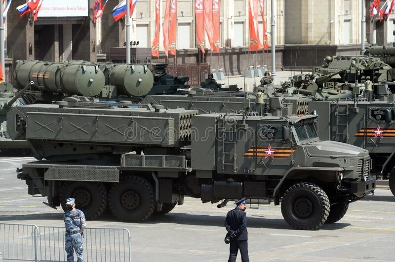 Những hệ thống TOS-2 đầu tiên sẽ được trang bị cho Binh chủng Hóa học thuộc Quân khu phía Tây Nga. Hiện chưa rõ có bao nhiêu hệ thống nhiệt áp thế hệ mới này được chuyển giao nhưng phía Nga khẳng định, số lượng đủ để huấn luyện và chiến đấu với quy mô lớn. Như vậy là cùng với tiêm kích tàng hình thế hệ 5 Su-57, TOS-2 là hệ thống vũ khí tối tân thế hệ mới được Nga ưu tiên trang bị cho Quân khu phía Tây - lực lượng gần với khối quân sự NATO nhất. Những hệ thống TOS-2 đầu tiên sẽ được trang bị cho Binh chủng Hóa học thuộc Quân khu phía Tây Nga. Hiện chưa rõ có bao nhiêu hệ thống nhiệt áp thế hệ mới này được chuyển giao nhưng phía Nga khẳng định, số lượng đủ để huấn luyện và chiến đấu với quy mô lớn. Như vậy là cùng với tiêm kích tàng hình thế hệ 5 Su-57, TOS-2 là hệ thống vũ khí tối tân thế hệ mới được Nga ưu tiên trang bị cho Quân khu phía Tây - lực lượng gần với khối quân sự NATO nhất.