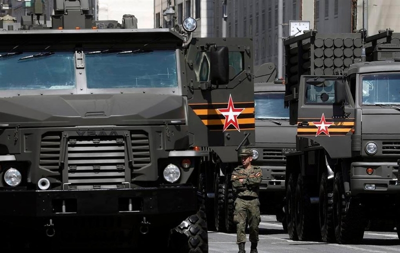 Không như TOS-1A, hệ thống TOS-2 sẽ được trang bị khung gầm bánh hơi. Kinh nghiệm sử dụng các hệ thống vũ khí nhiệt áp hạng nặng ở sa mạc cho thấy gầm bánh hơi là sự lựa chọn tốt nhất. Nguyên lý hoạt động của pháo nhiệt áp là sử dụng các sóng chấn động hội tụ vào một điểm để tạo sức công phá cao nhất. Không như TOS-1A, hệ thống TOS-2 sẽ được trang bị khung gầm bánh hơi. Kinh nghiệm sử dụng các hệ thống vũ khí nhiệt áp hạng nặng ở sa mạc cho thấy gầm bánh hơi là sự lựa chọn tốt nhất. Nguyên lý hoạt động của pháo nhiệt áp là sử dụng các sóng chấn động hội tụ vào một điểm để tạo sức công phá cao nhất.