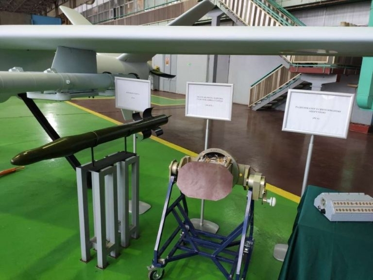 Điều đặc biệt là dòng UCAV này được thiết kế kiểu module nên có thể lựa chọn loại động cơ khác nhau để phù hợp cho từng nhiệm vụ. Khách hàng có thể lựa chọn trang bị động cơ tuabin MS-500W hoặc động cơ tăng áp Rotax 914 bốn xi lanh do Motor Sich phát triển. Điều đặc biệt là dòng UCAV này được thiết kế kiểu module nên có thể lựa chọn loại động cơ khác nhau để phù hợp cho từng nhiệm vụ. Khách hàng có thể lựa chọn trang bị động cơ tuabin MS-500W hoặc động cơ tăng áp Rotax 914 bốn xi lanh do Motor Sich phát triển.