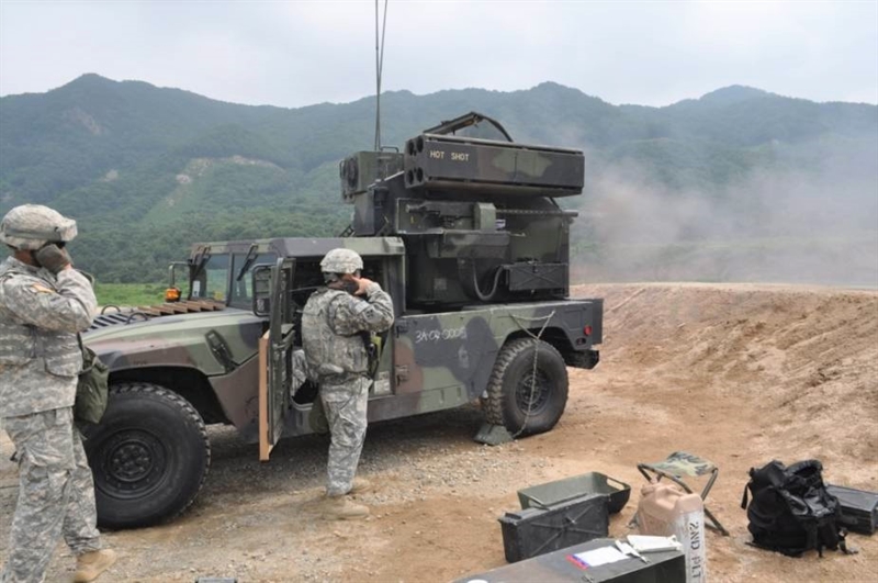 Avenger là hệ thống phòng không tầm ngắn gồm hai bệ phóng, mỗi bệ được trang bị 4 tên lửa vác vai FIM-92 Stinger và một súng máy M3P cỡ nòng 12,7 mm. Bệ phóng thường đặt trên khung gầm xe đa dụng Humvee, nhưng cũng có thể bố trí ở trận địa cố định hoặc trên nóc các tòa nhà. Avenger là hệ thống phòng không tầm ngắn gồm hai bệ phóng, mỗi bệ được trang bị 4 tên lửa vác vai FIM-92 Stinger và một súng máy M3P cỡ nòng 12,7 mm. Bệ phóng thường đặt trên khung gầm xe đa dụng Humvee, nhưng cũng có thể bố trí ở trận địa cố định hoặc trên nóc các tòa nhà.