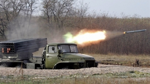 Ukraine tấn công dữ dội Donbass ngay sau khi Nga rút quân
