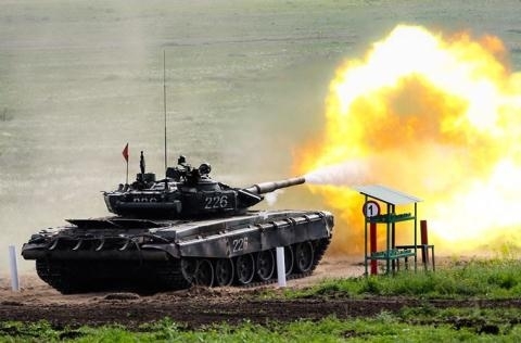 19FortyFive cho biết, T-72B3 mà Nga sử dụng hiện nay là phiên bản sở hữu khả năng công thủ khá toàn diện với những trang bị cực hiện đại bởi đây là biến thể hiện đại hóa của dòng T-72B, nó được cải tiến đáng kể khả năng cơ động, hệ thống hỏa lực mạnh mẽ, hệ thống giáp phản ứng nổ thế hệ mới cho phép kíp chiến đấu kiểm soát tốt khả năng tác chiến của xe. 19FortyFive cho biết, T-72B3 mà Nga sử dụng hiện nay là phiên bản sở hữu khả năng công thủ khá toàn diện với những trang bị cực hiện đại bởi đây là biến thể hiện đại hóa của dòng T-72B, nó được cải tiến đáng kể khả năng cơ động, hệ thống hỏa lực mạnh mẽ, hệ thống giáp phản ứng nổ thế hệ mới cho phép kíp chiến đấu kiểm soát tốt khả năng tác chiến của xe.