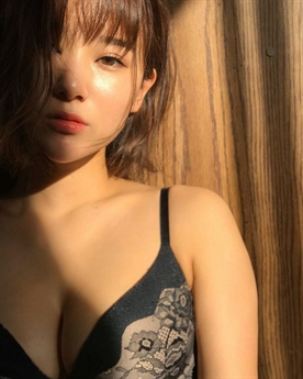 Manaka Nishihara nổi tiếng trên mạng xã hội và trở thành hiện tượng mạng khi từ một nha sĩ chuyển hướng thành người mẫu nội y. Manaka Nishihara nổi tiếng trên mạng xã hội và trở thành hiện tượng mạng khi từ một nha sĩ chuyển hướng thành người mẫu nội y.