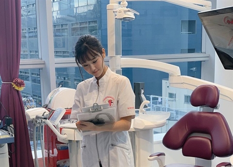 Cô theo đuổi công việc nhiều năm trước khi chính thức theo đuổi con đường mới. Cô theo đuổi công việc nhiều năm trước khi chính thức theo đuổi con đường mới.