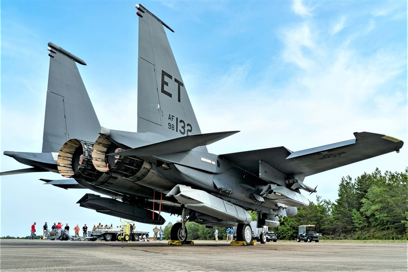 Theo nhà sản xuất Lockheed Martin, JASSM là phiên bản nâng cấp sâu có tầm bắn khoảng 1.600km trước đây chỉ khai hỏa được trên máy bay ném bom mang tên lửa và chiến đấu cơ hạng nặng. Dù nhiều tính năng của bản nâng cấp của JASSM không được tiết lộ nhưng Không quân Mỹ tiết lộ, mục đích chính của gói nâng cấp sâu lần này nhằm tăng cường độ tin cậy cho JASSM khi thực hiện nhiệm vụ tấn công hệ thống phòng không đối phương, kể cả S-400 do Nga sản xuất. Theo nhà sản xuất Lockheed Martin, JASSM là phiên bản nâng cấp sâu có tầm bắn khoảng 1.600km trước đây chỉ khai hỏa được trên máy bay ném bom mang tên lửa và chiến đấu cơ hạng nặng. Dù nhiều tính năng của bản nâng cấp của JASSM không được tiết lộ nhưng Không quân Mỹ tiết lộ, mục đích chính của gói nâng cấp sâu lần này nhằm tăng cường độ tin cậy cho JASSM khi thực hiện nhiệm vụ tấn công hệ thống phòng không đối phương, kể cả S-400 do Nga sản xuất.