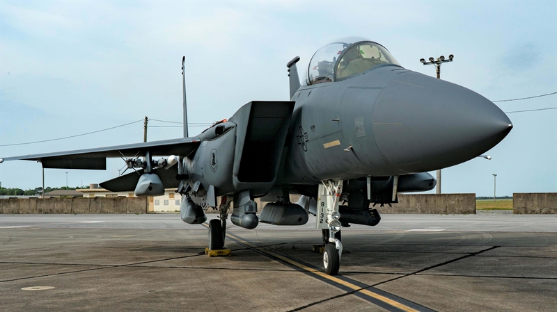 Chiếc tiêm kích tham gia thử nghiệm với 5 quả tên lửa hành trình tầm xa JASSM là F-15E Strike Eagle thuộc trang bị của căn cứ tại Florida, Mỹ. Để hoàn thành bài thử đặc biệt này, F-15E được gia cố lại 5 móc treo dưới bụng. Chiếc tiêm kích tham gia thử nghiệm với 5 quả tên lửa hành trình tầm xa JASSM là F-15E Strike Eagle thuộc trang bị của căn cứ tại Florida, Mỹ. Để hoàn thành bài thử đặc biệt này, F-15E được gia cố lại 5 móc treo dưới bụng.