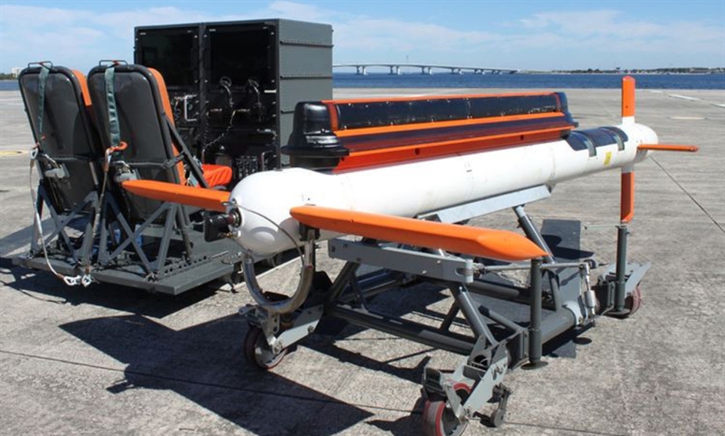 Còn hệ thống dò tìm thủy lôi bằng laser ALMDS là một hệ thống phát hiện thủy lôi nhờ có chức năng phát ra các tia laser công suất cao, hướng liên tục xuống mặt biển và cảm biến hình ảnh được truyền về trung tâm. Khi tác chiến, cả 2 hệ thống này phối hợp với nhau để săn tìm mục tiêu. Còn hệ thống dò tìm thủy lôi bằng laser ALMDS là một hệ thống phát hiện thủy lôi nhờ có chức năng phát ra các tia laser công suất cao, hướng liên tục xuống mặt biển và cảm biến hình ảnh được truyền về trung tâm. Khi tác chiến, cả 2 hệ thống này phối hợp với nhau để săn tìm mục tiêu.