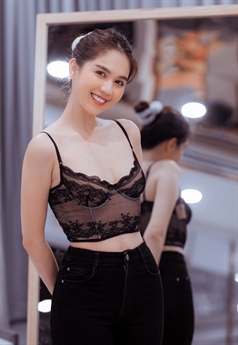 Cô diện ngay trang phục do mình thiết kế nhưng nhiều người cho rằng \ Cô diện ngay trang phục do mình thiết kế nhưng nhiều người cho rằng \