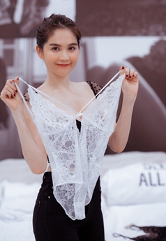 Không hiểu do góc chụp, do thiết kế của trang phục hay do một yếu tố nào đó nhưng ngay ở những hình ảnh đầu tiên thì Ngọc Trinh đã mất điểm khá đáng tiếc. Không hiểu do góc chụp, do thiết kế của trang phục hay do một yếu tố nào đó nhưng ngay ở những hình ảnh đầu tiên thì Ngọc Trinh đã mất điểm khá đáng tiếc.