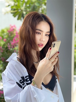 Thậm chí, không chỉ thiết kế mà Ngọc Trinh còn tỉ mỉ giám sát từ khâu chọn chất liệu vải tới khâu thực hiện, hoàn chỉnh mọi thứ trước khi đem ra thị trường. Thậm chí, không chỉ thiết kế mà Ngọc Trinh còn tỉ mỉ giám sát từ khâu chọn chất liệu vải tới khâu thực hiện, hoàn chỉnh mọi thứ trước khi đem ra thị trường.