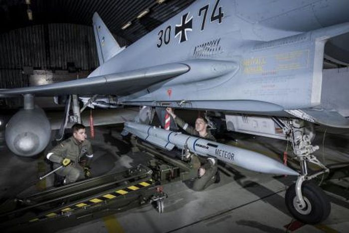 Theo tờ Der Spiegel (Đức), phi đội tiêm kích Typhoon của Không quân Đức đã chính thức được trang bị hệ thống tên lửa đối không ngoài tầm nhìn MBDA Meteor. Gói trang bị mới này là một phần trong chương trình nâng cấp toàn bộ số tiêm kích Typhoon hiện có với chi phí lên tới 6,5 tỷ USD. Theo tờ Der Spiegel (Đức), phi đội tiêm kích Typhoon của Không quân Đức đã chính thức được trang bị hệ thống tên lửa đối không ngoài tầm nhìn MBDA Meteor. Gói trang bị mới này là một phần trong chương trình nâng cấp toàn bộ số tiêm kích Typhoon hiện có với chi phí lên tới 6,5 tỷ USD.