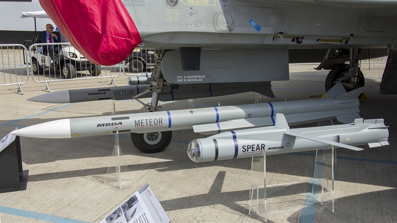 Tiêm kích Tyhoon được thiết kế với kiểu dáng khác biệt rất lớn với Su-35 với kiểu cánh tam giác kết hợp cánh mũi cung cấp khả năng linh hoạt cao, lực cản thấp, tăng lực nâng. Điều làm nên sự mạnh mẽ của tiêm kích Typhoon chính là khả năng phá vỡ bức tường âm thanh mà không cần sử dụng chế độ đốt hậu. Hiện nay trên thế giới chỉ có Typhoon và F-22 là 2 chiến đấu cơ có khả năng đó. Tiêm kích Tyhoon được thiết kế với kiểu dáng khác biệt rất lớn với Su-35 với kiểu cánh tam giác kết hợp cánh mũi cung cấp khả năng linh hoạt cao, lực cản thấp, tăng lực nâng. Điều làm nên sự mạnh mẽ của tiêm kích Typhoon chính là khả năng phá vỡ bức tường âm thanh mà không cần sử dụng chế độ đốt hậu. Hiện nay trên thế giới chỉ có Typhoon và F-22 là 2 chiến đấu cơ có khả năng đó.