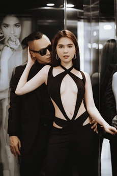 Trong bộ ảnh này, một lần nữa Ngọc Trinh là tâm điểm của mọi sự chú ý với bộ trang phục cắt xẻ không thể táo bạo hơn. Trong bộ ảnh này, một lần nữa Ngọc Trinh là tâm điểm của mọi sự chú ý với bộ trang phục cắt xẻ không thể táo bạo hơn.