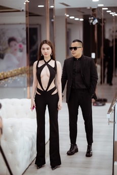 Tuy không quá kiệm vải nhưng thiết kế của nó lại táo bạo đến bất ngờ, khoe vòng một của Ngọc Trinh ra trước ống kính. Tuy không quá kiệm vải nhưng thiết kế của nó lại táo bạo đến bất ngờ, khoe vòng một của Ngọc Trinh ra trước ống kính.